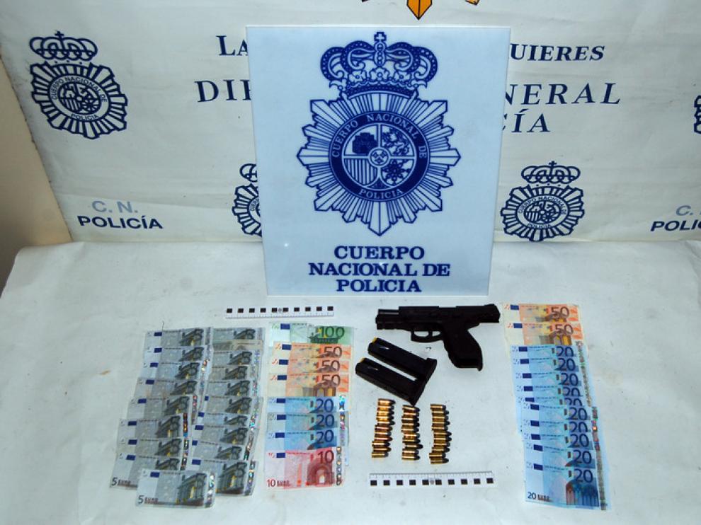 La pistola y el dinero que llevaba en el momento de su detención