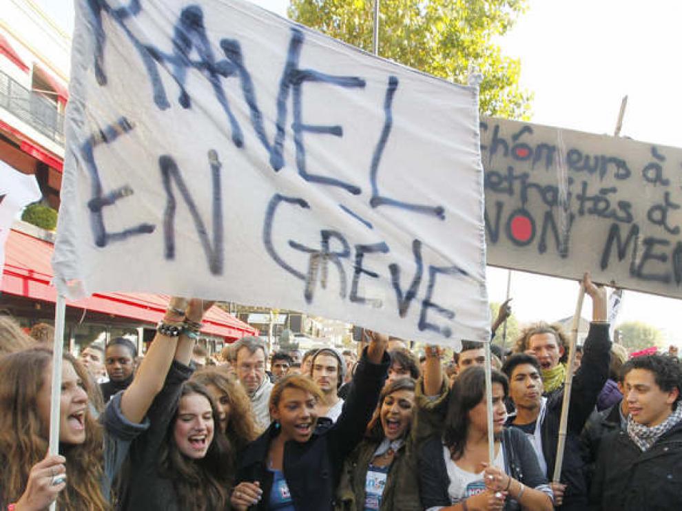 Una manifestación de jóvenes estudiantes contra la reforma de pensiones en Francia