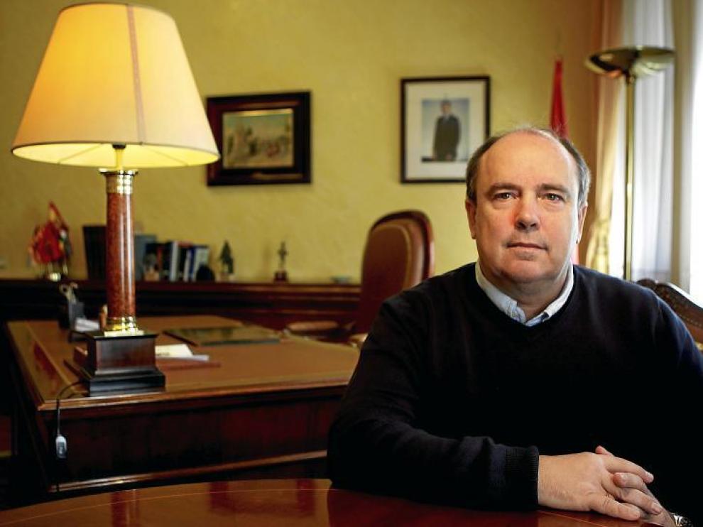 El presidente de la Confederación Hidrográfica del Ebro, Rafael Romeo, en su despacho.