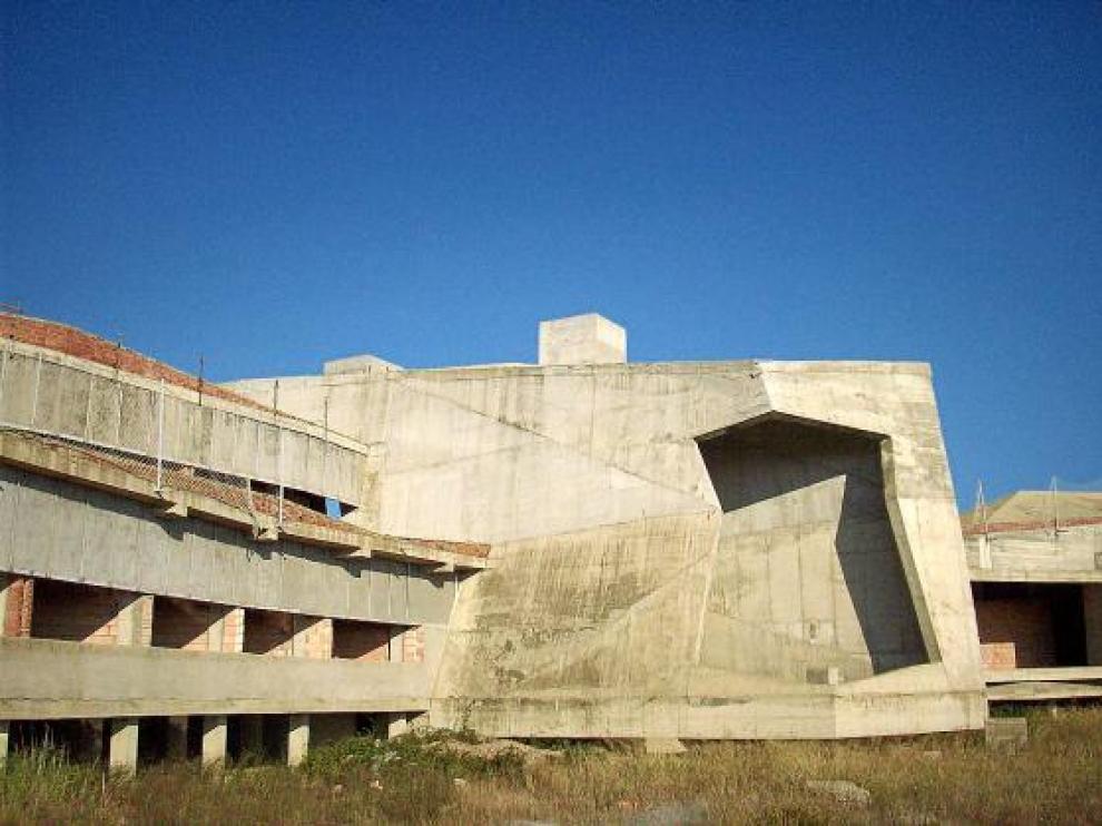 El edificio inacabado se encuentra abandonado desde el año 2005.