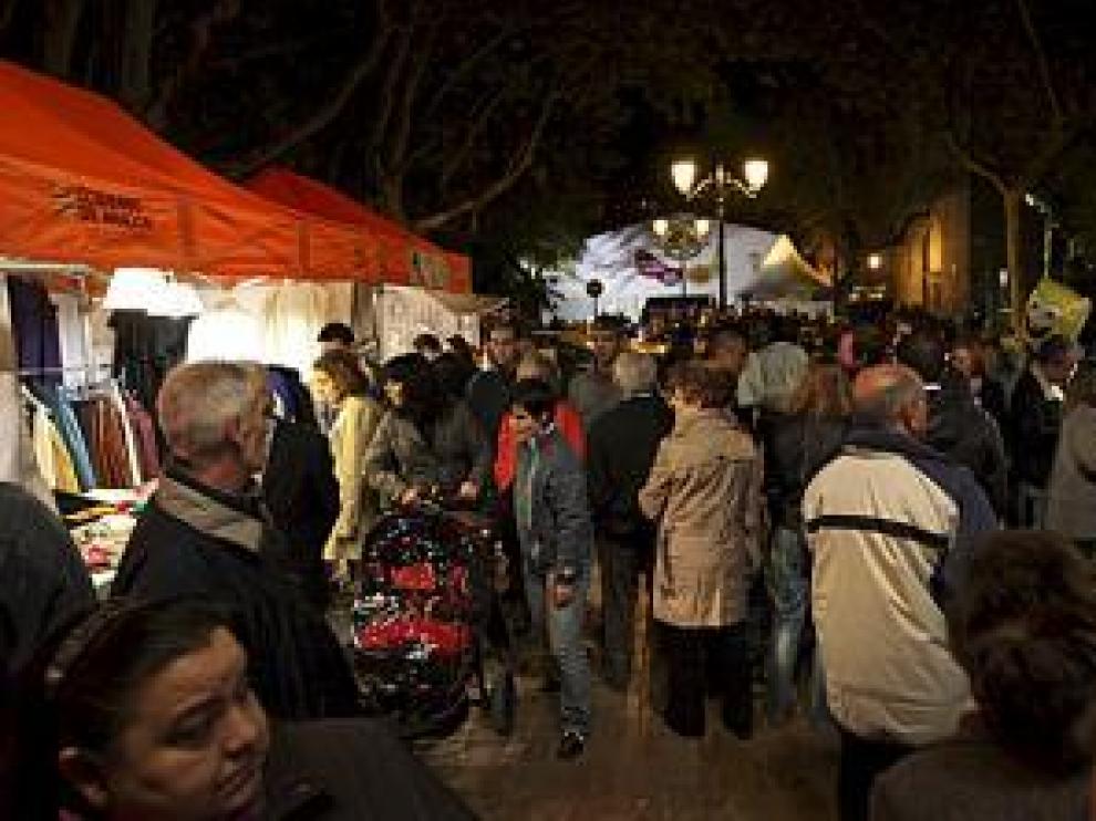 El mercadillo de la plaza de Los Sitios ya es un clásico.