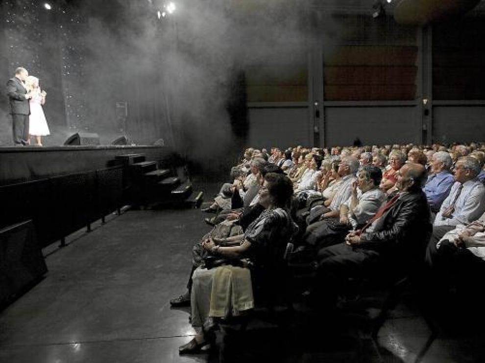 La entrada es gratuita y muchas tardes se han quedado cortas las 1.300 localidades de la sala.