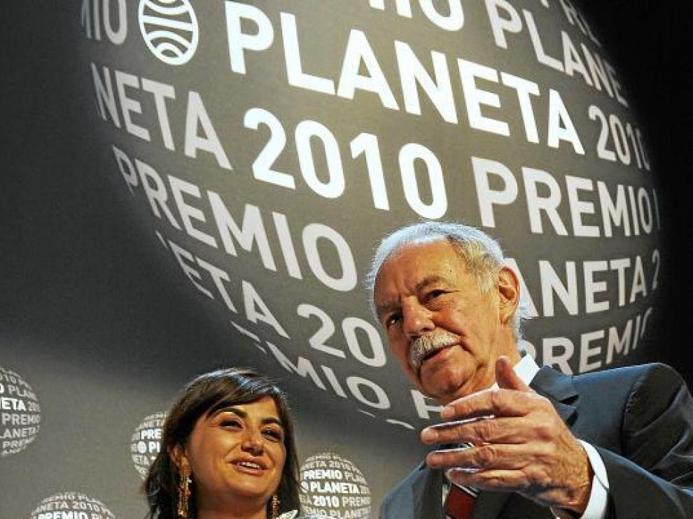 Carmen Amoraga y Eduardo Mendoza, finalista y ganador del Planeta, respectivamente.