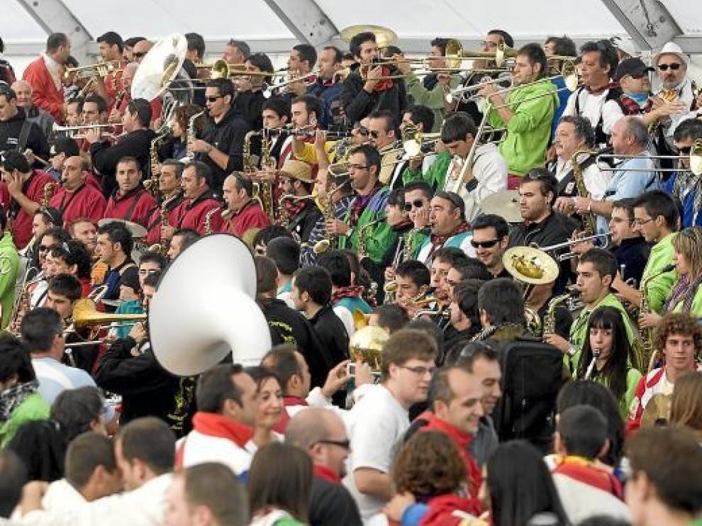 Encuentro de charangas en el recinto de Interpeñas, ayer.