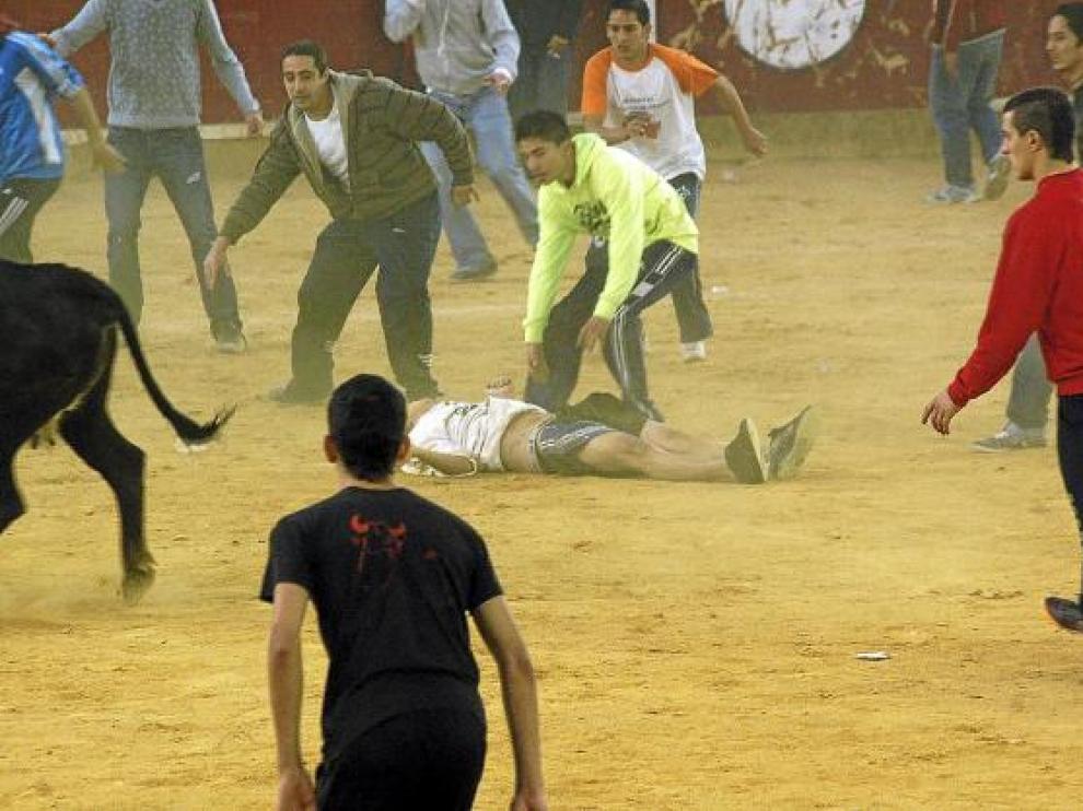 El joven, inconsciente en el suelo tras ser embestido por la vaquilla el viernes.