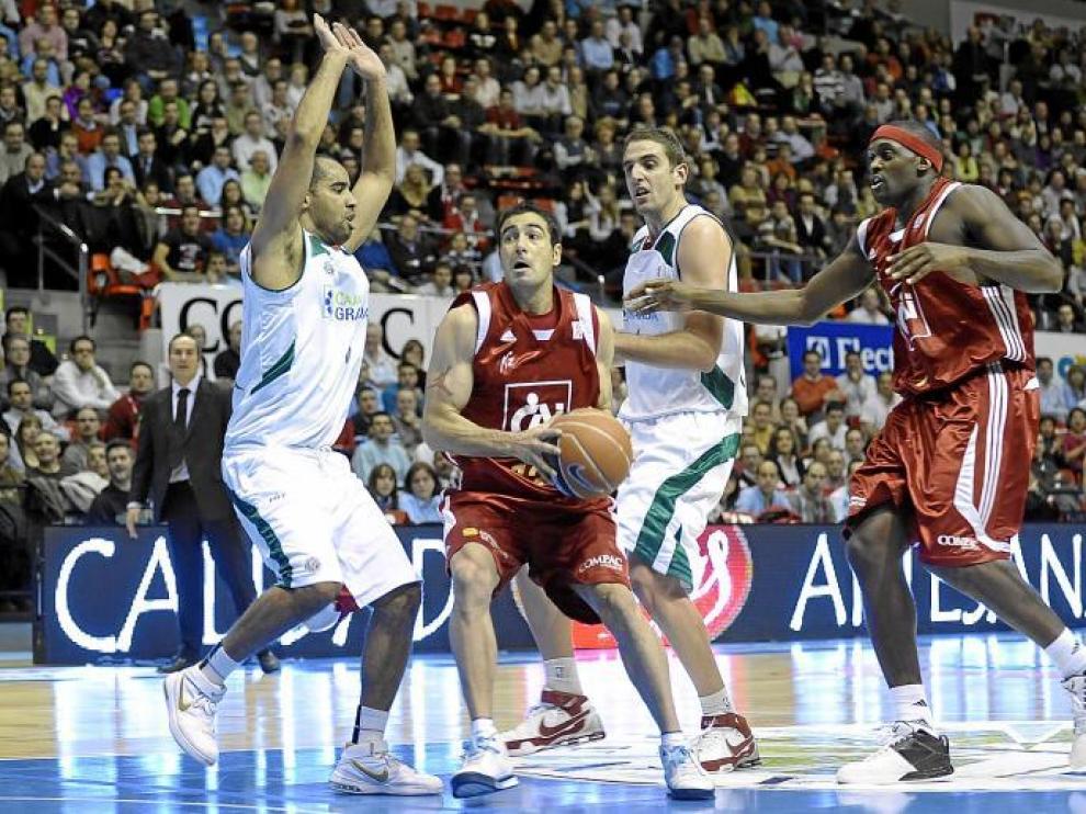 Paolo Quinteros ataca la defensa del Granada en el duelo de hace dos temporadas en la ACB.