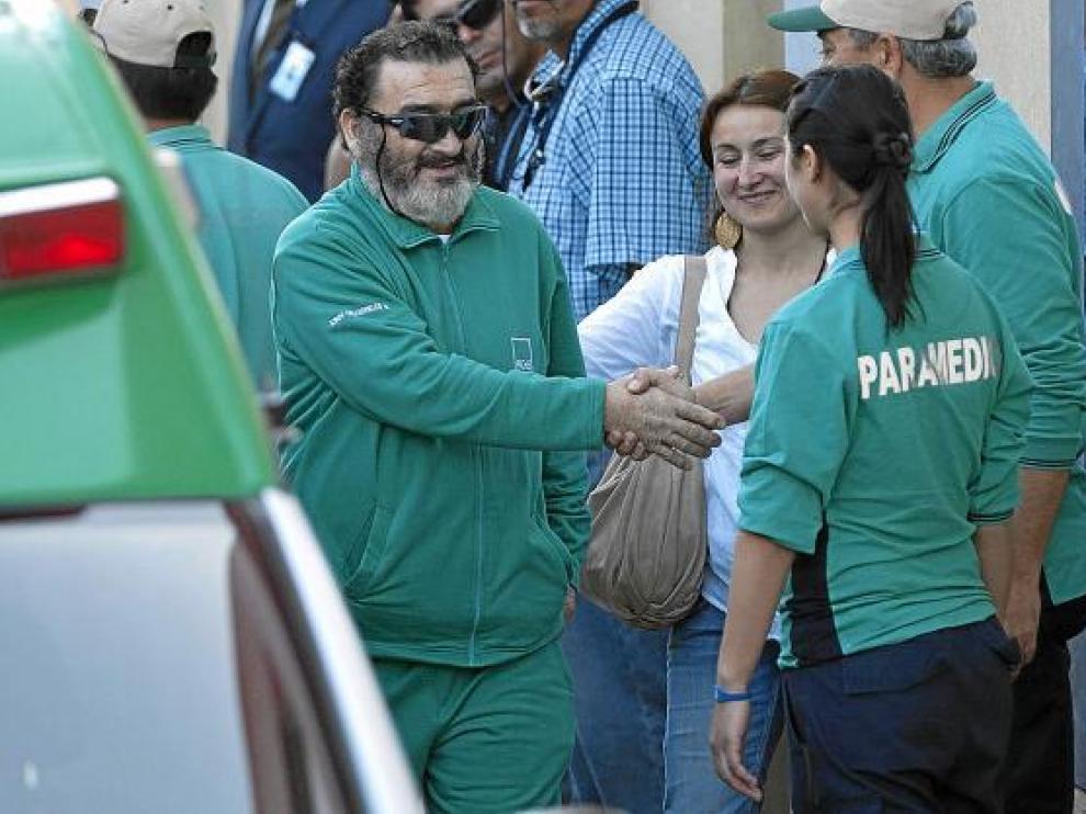 El minero Jorge Galleguillos saluda al personal médico a su salida del hospital.