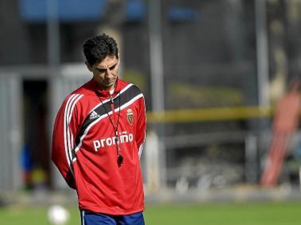 Gay medita en el campo de la Ciudad Deportiva.