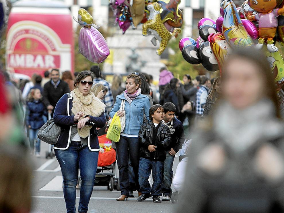 El cierzo no intimidó a los paseantes y las calles estaban llenas el sábado.