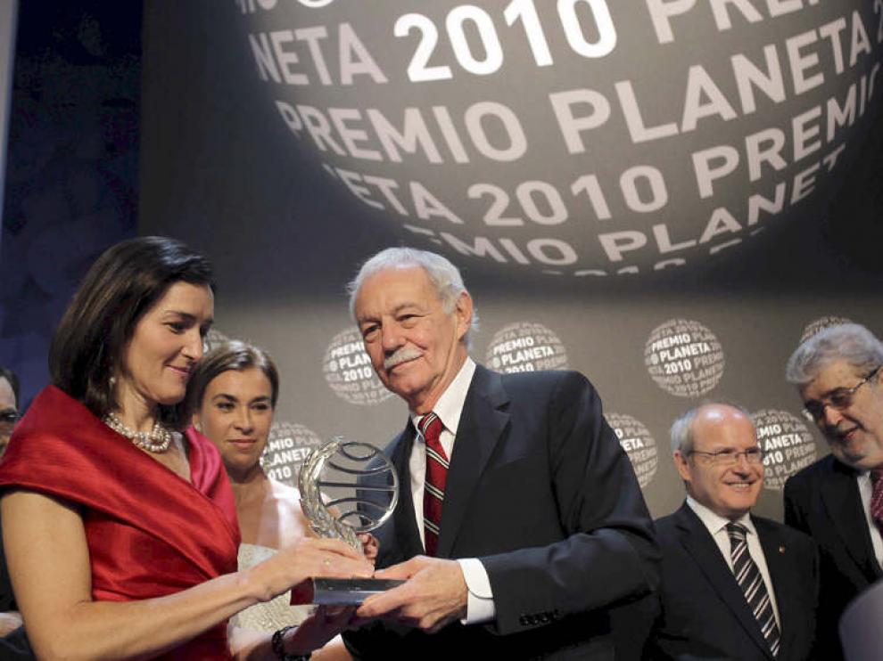 El escritor Eduardo Mendoza (c) recibe el Premio Planeta de manos de la ministra de Cultura