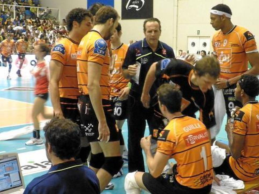 Óscar Novillo da instrucciones en un tiempo muerto en el partido del sábado en Almería.
