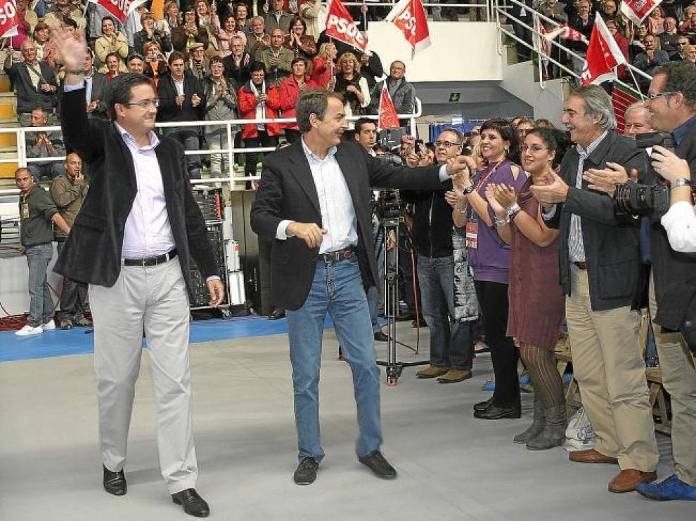 José Luis Rodríguez Zapatero, junto al candidato socialista a presidir la Junta de Castilla y León, Óscar López (izda.), ayer en Ponferrada.