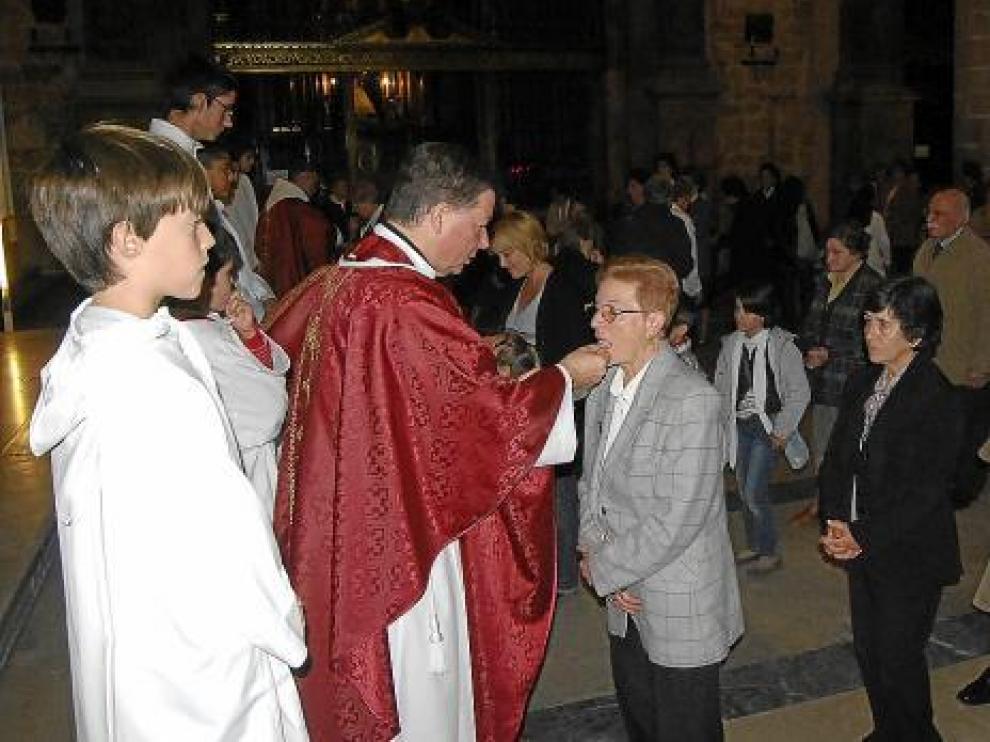 Juan Antonio Martínez Camino dio al comunión a los fieles barbastrenses.
