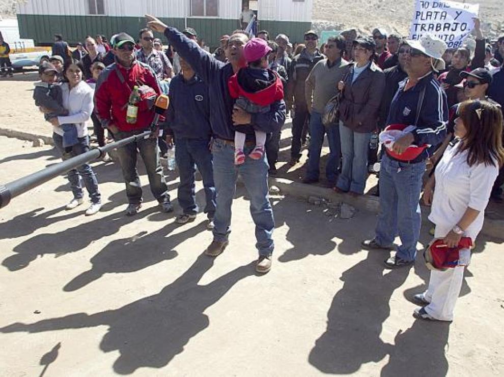 Algunos mineros del yacimiento San José y sus familias protestan, ayer, en la bocamina.