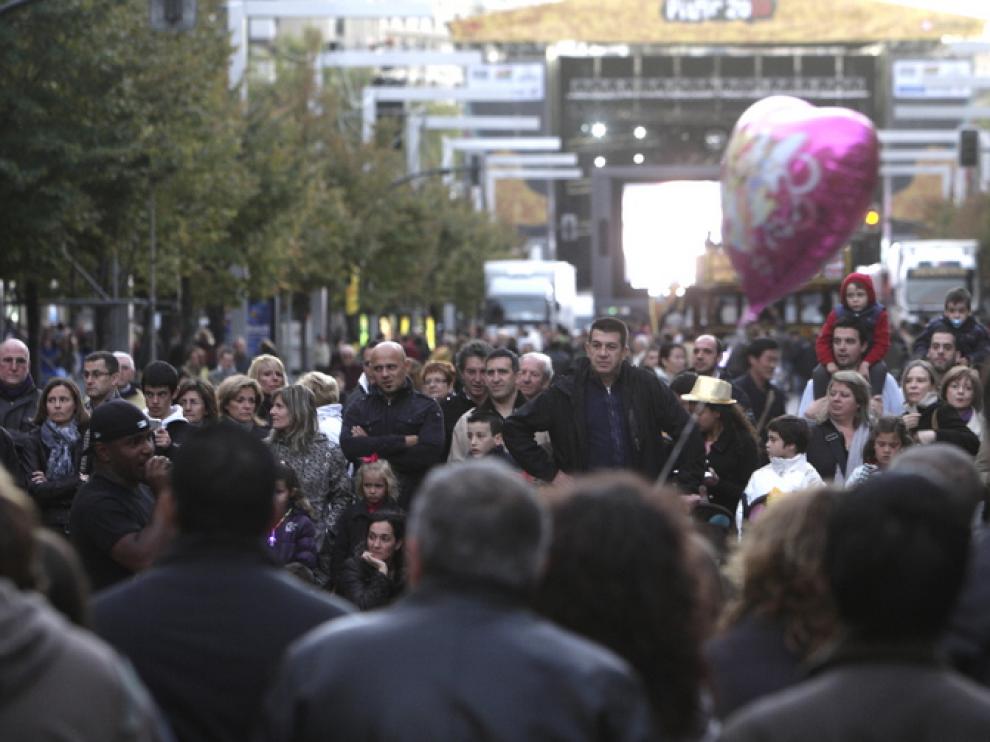 Los ciudadanos han salido a la calle a pesar del frío y del viento
