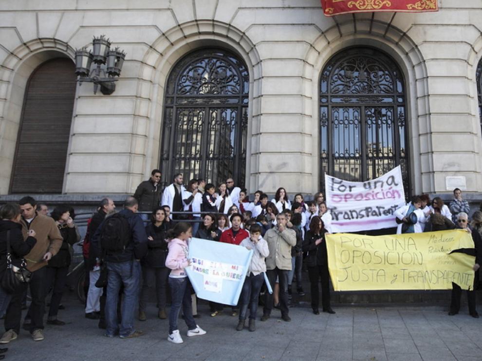 Decenas de médicos se manifestarón en el centro de Zaragoza
