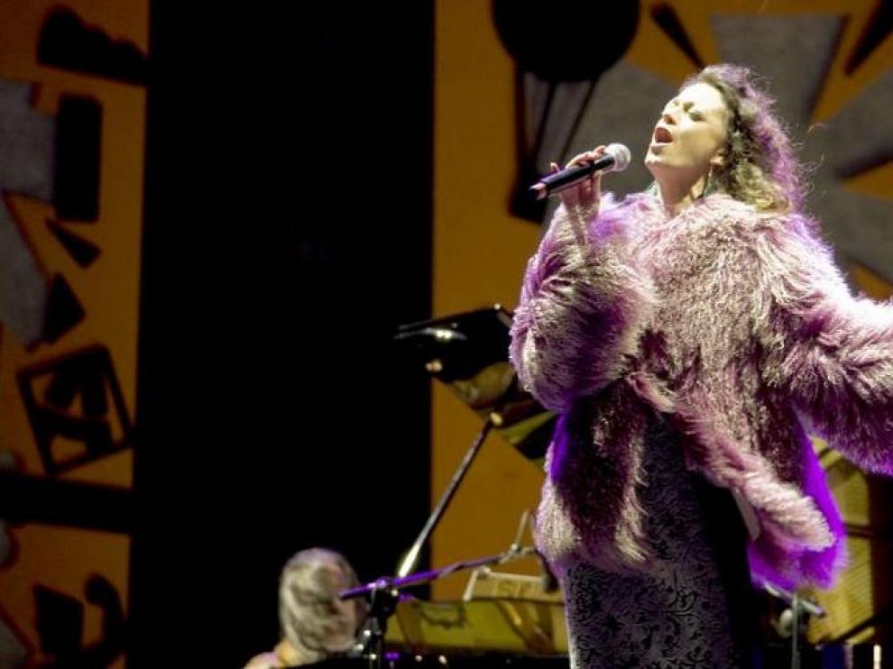 Carmen París cerró las Fiestas del Pilar cantando 'Somos', de José Antonio Labordeta.