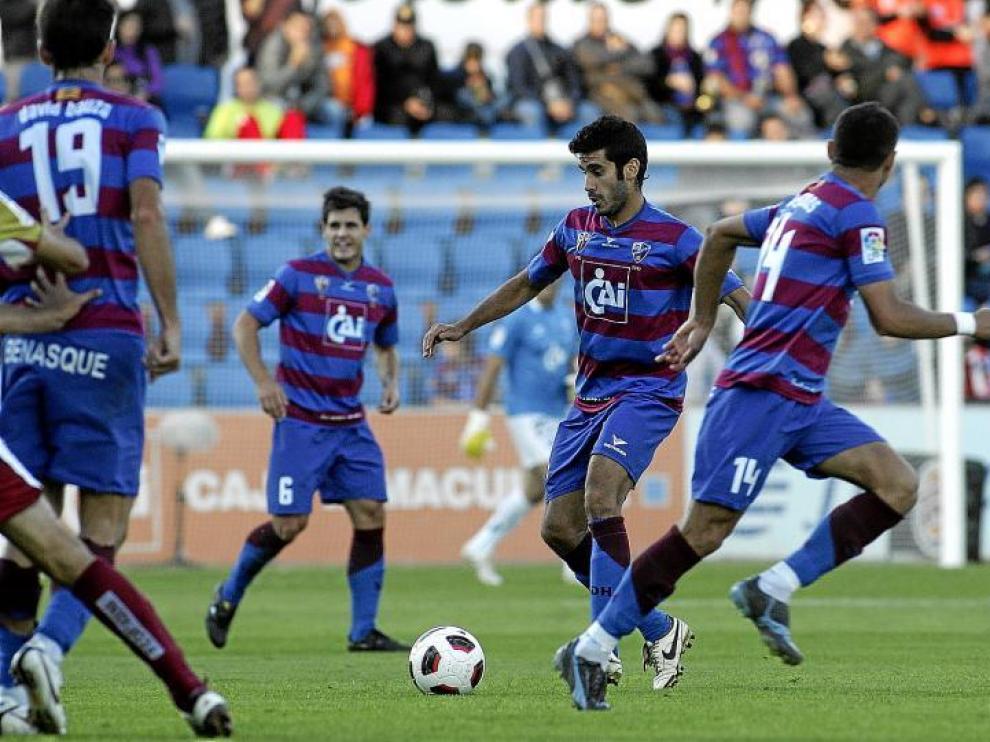 Sastre, rodeado de compañeros, en un lance del partido jugado contra el Cartagena el pasado sábado en El Alcoraz.