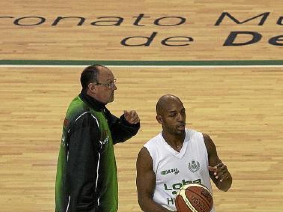 A la izquierda, el técnico Ángel Navarro. Junto a él, Jeff Bonds.