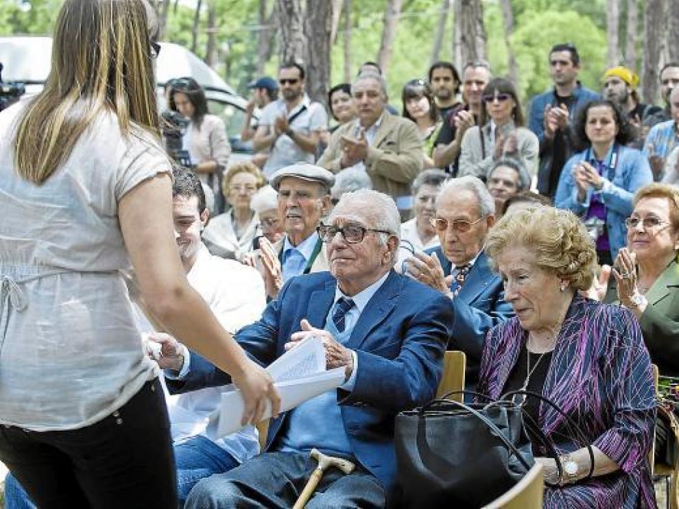 José Egea recibe emocionado a su nieta Judith en el homenaje celebrado en mayo.