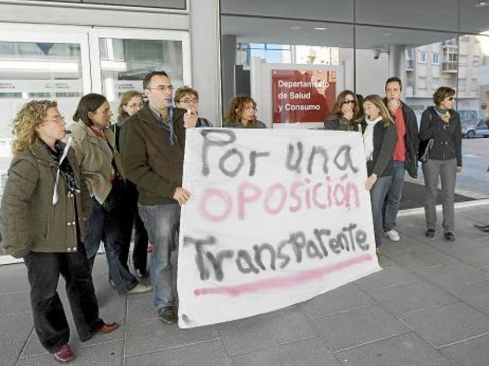 Protesta ante las puertas del Salud.