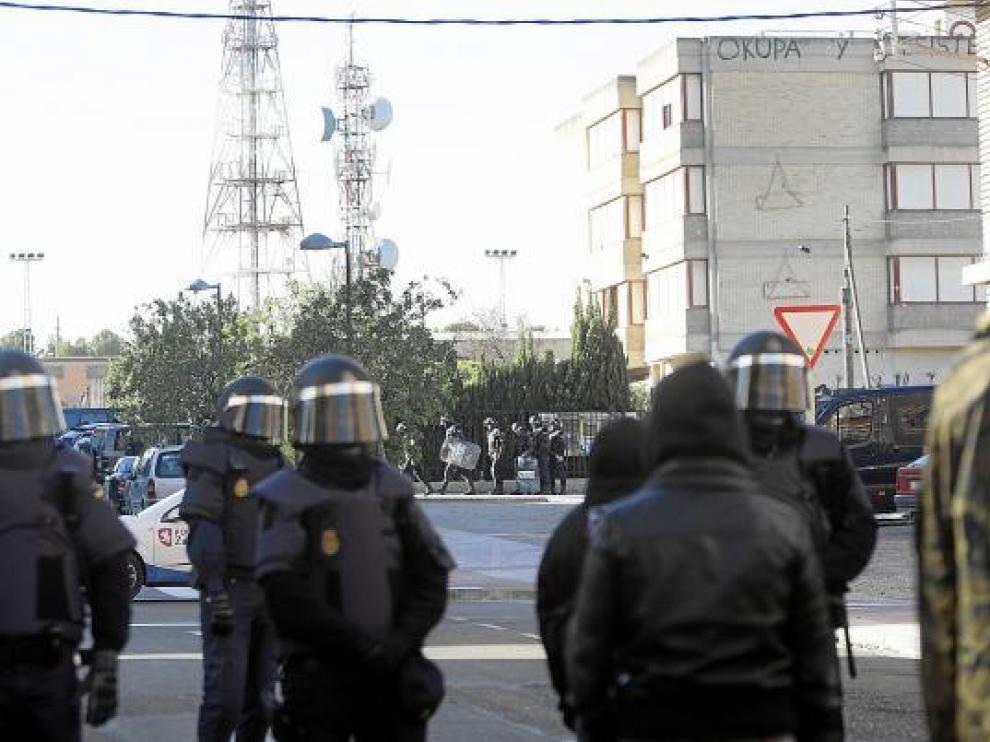 Una treintena de antidisturbios se desplegaron en los alrededores del antiguo colegio.