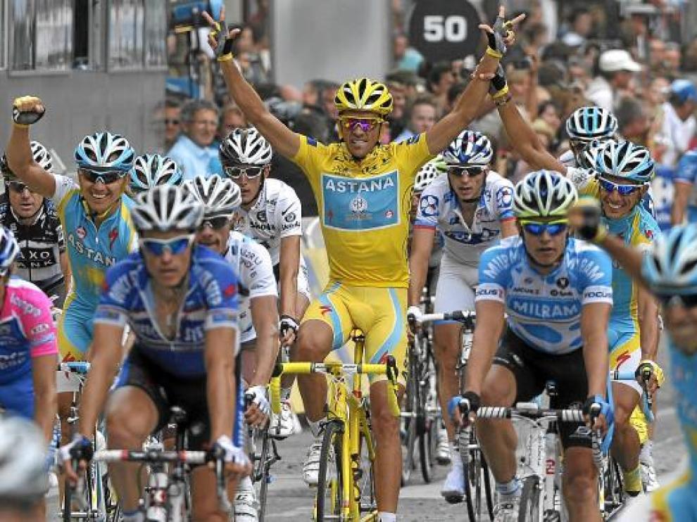 Alberto Contador cruza la meta de los Campos Elíseos de París en la pasada edición de 2010.