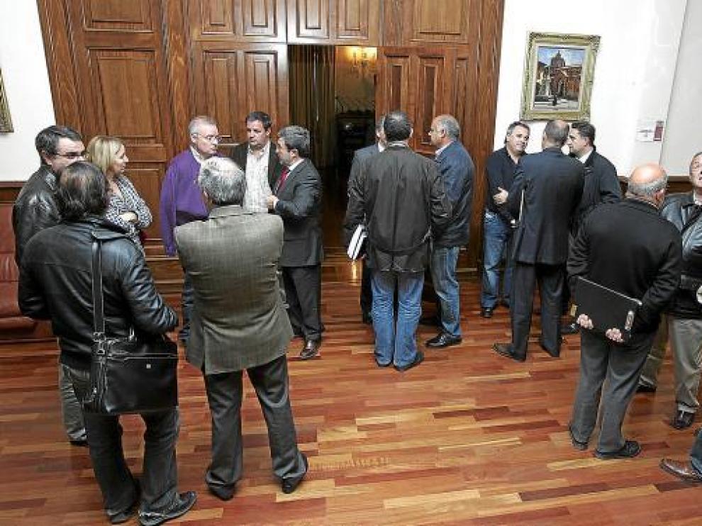 Representantes políticos, profesionales y vecinales, momentos antes de la reunión sobre el PGOU.