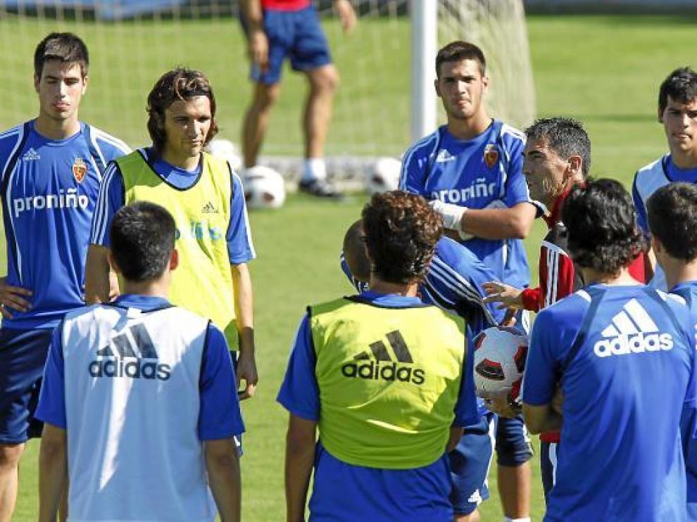 Gay pronuncia un discurso a sus futbolistas durante uno de los entrenamientos del Real Zaragoza en la Ciudad Deportiva.