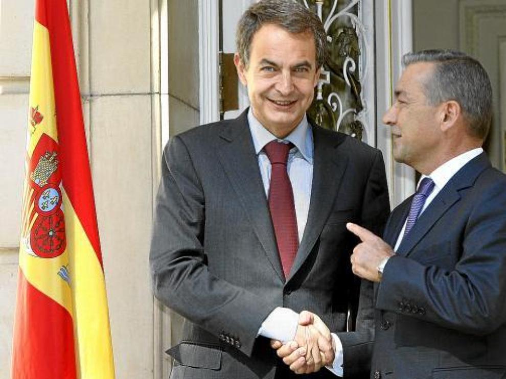 José Luis Rodríguez Zapatero y Paulino Rivero, ayer, antes de su reunión en la Moncloa.