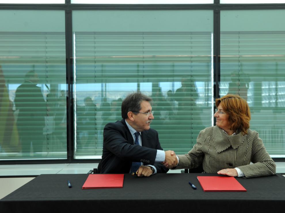 María Victoria Broto y Manuel Teruel firman el acuerdo