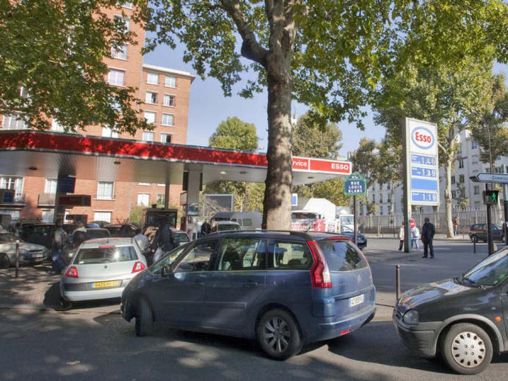 Largas colas en las gasolineras ante la falta de combustible