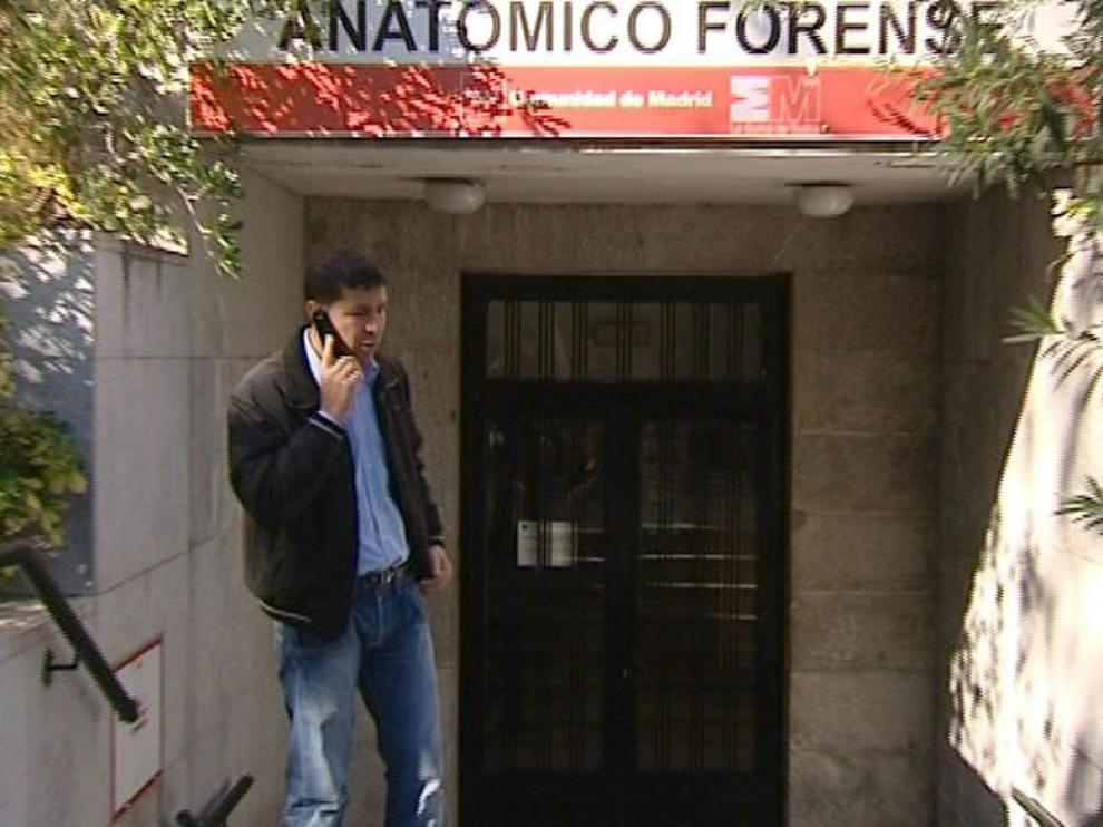El esposo de la mujer atropellada a las puertas del tanatorio.