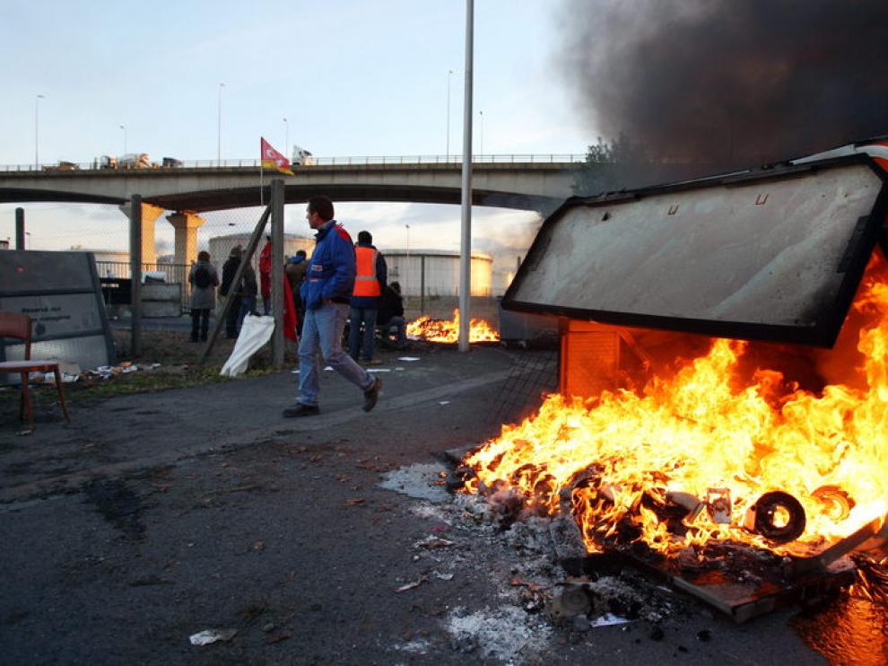 Protestas de los huelguistas en Caen en una refinería de petróleo