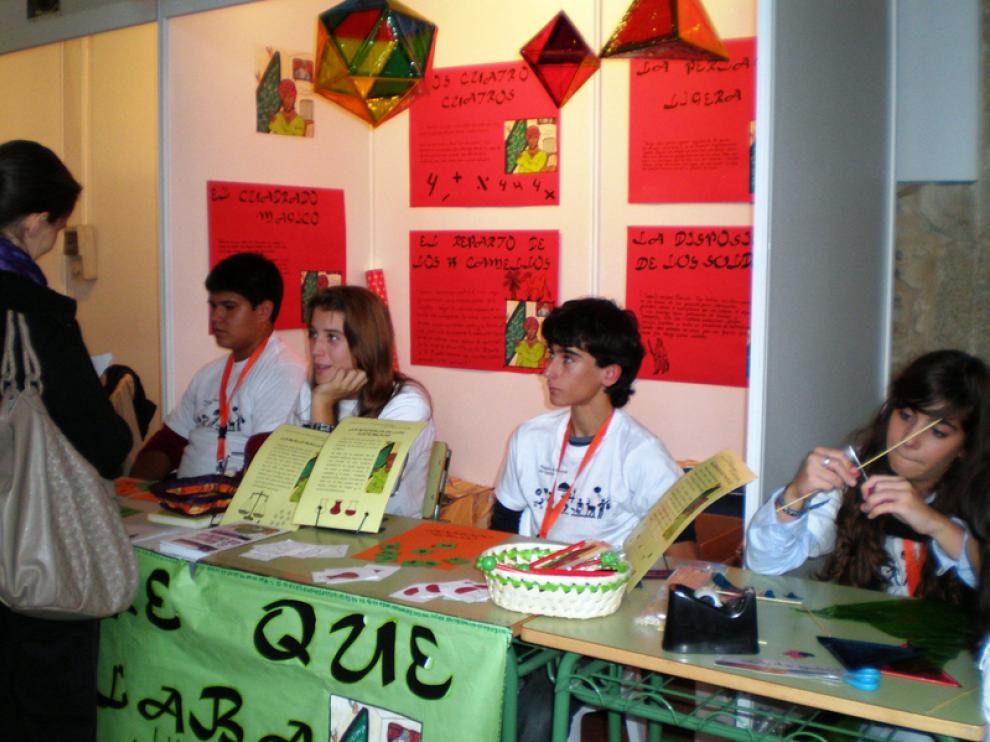 Divulgadores, profesores y alumnos interactúan con el público.