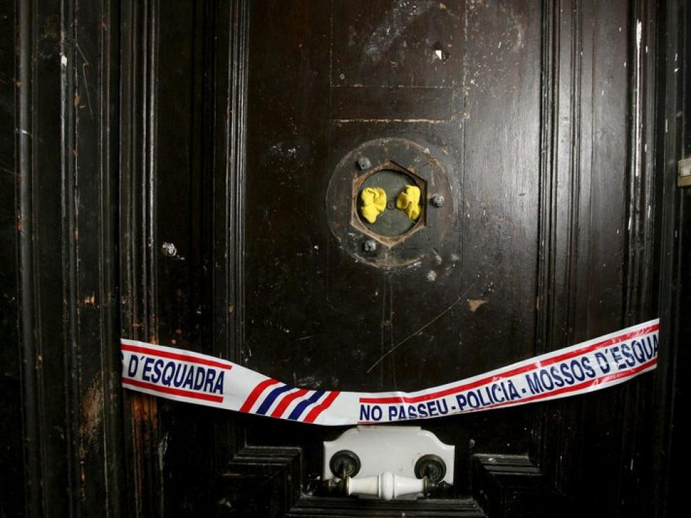 Puerta de entrada a la vivienda donde se descubrieron los cadáveres