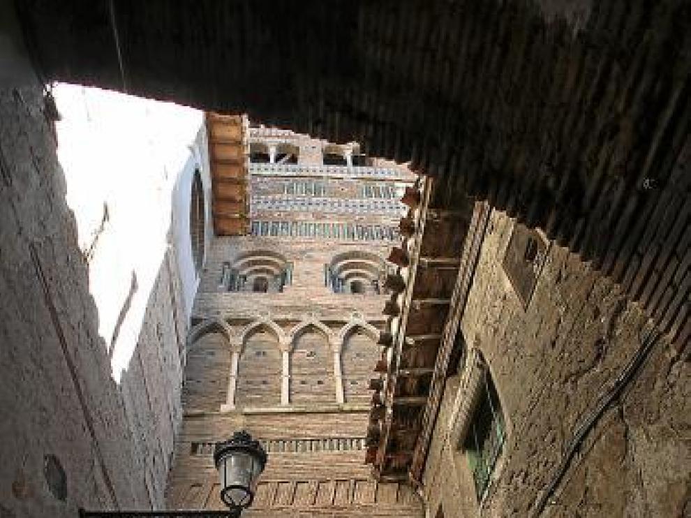 Un grupo de turistas, ayer, al pie de la torre de la catedral.