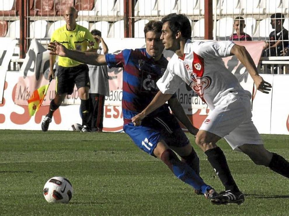 Jorge Galán presiona a un defensor del Rayo Vallecano en el único partido en el que ha sido titular en lo que va de temporada.