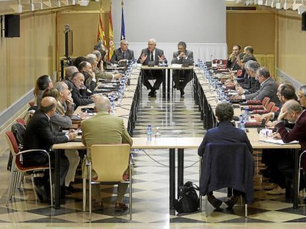 El vicepresidente y el consejero de Política Territorial, Rogelio Silva, presidieron la reunión.