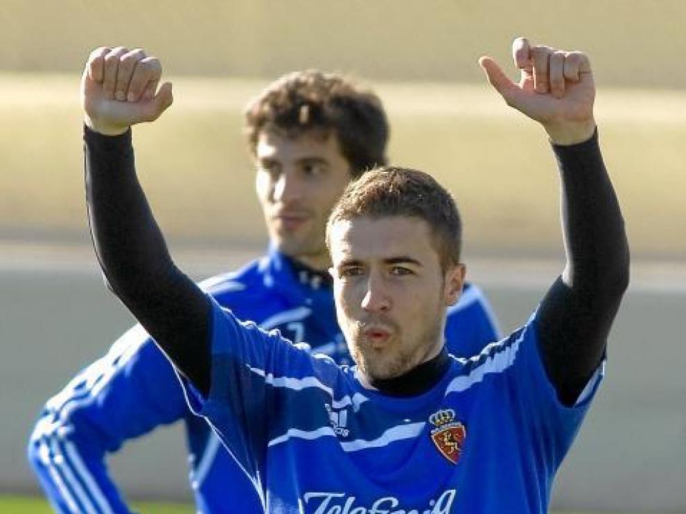 Gabi, y detrás de él Jorge López, dos de los capitanes del Real Zaragoza en una imagen de archivo.