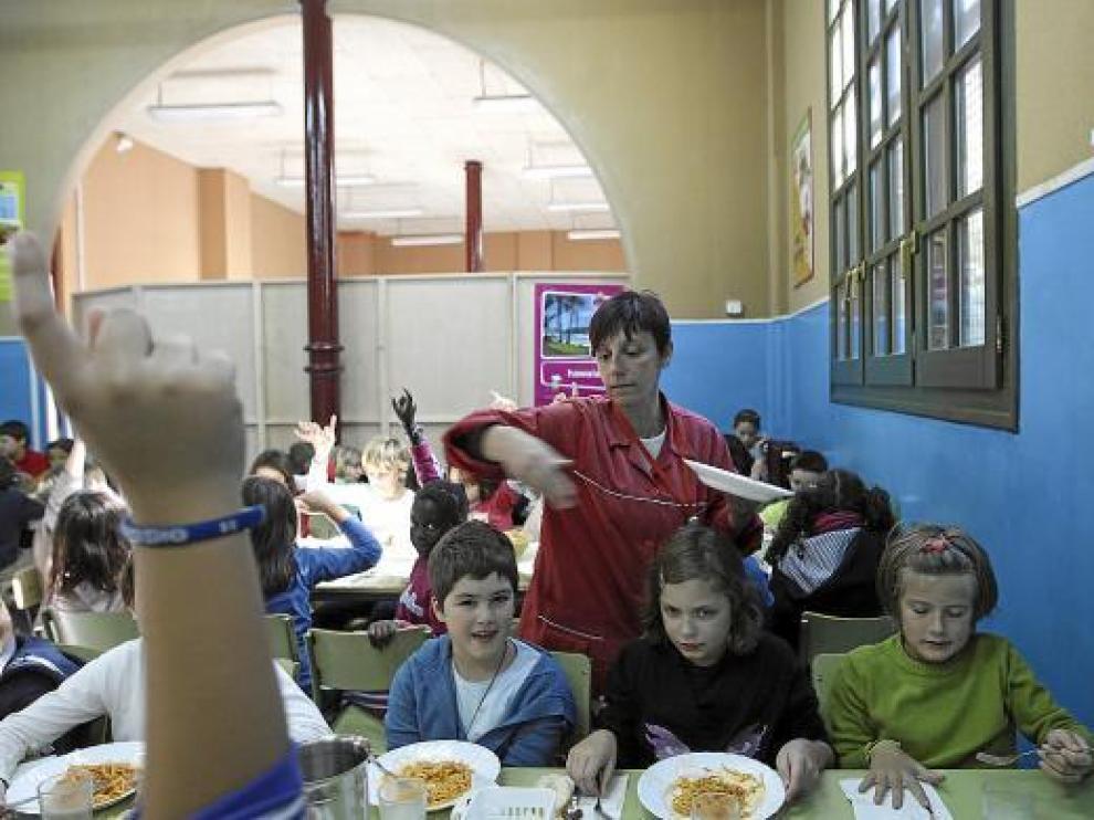 Varios de los niños del colegio Gascón y Marín levantan la mano para repetir plato.
