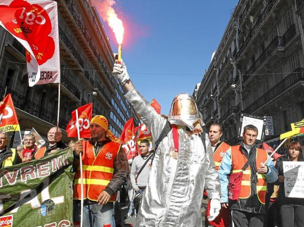 Trabajadores del ámbito público y privado y estudiantes se manifiestan durante una nueva huelga, ayer en Marsella.