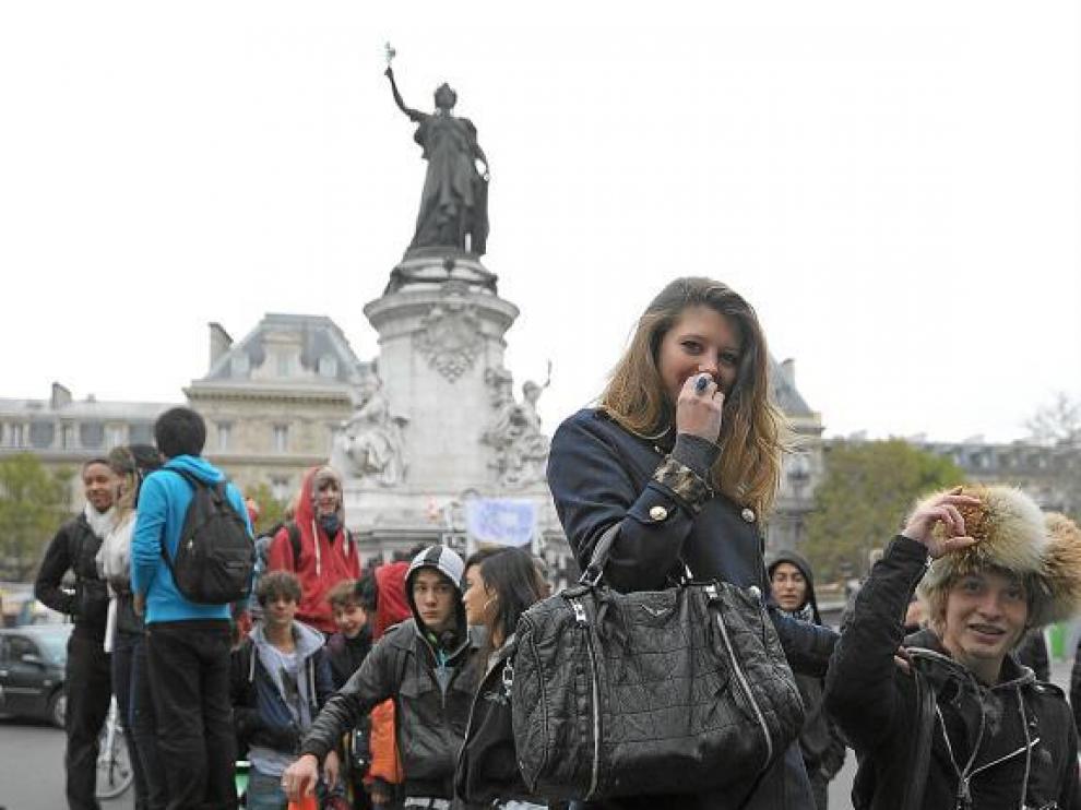 Una estudiante, encima de un cubo, durante la protesta en la plaza de la República de París, ayer.