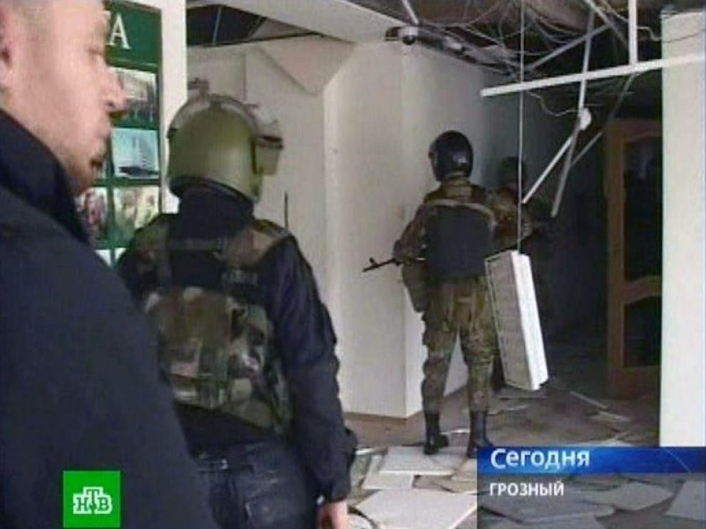 Imagen obtenida del canal de televisión ruso NTV que muestra a los miembros de la policía durante un operativo realizado en el Parlamento