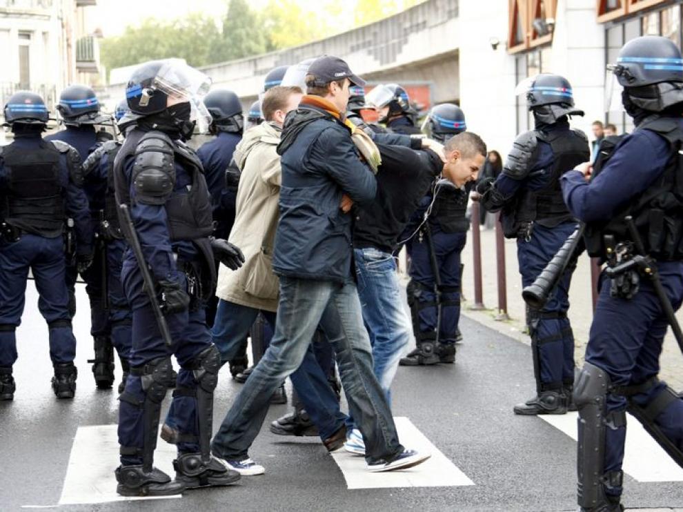 Joven manifestante detenido por policías franceses en Lille