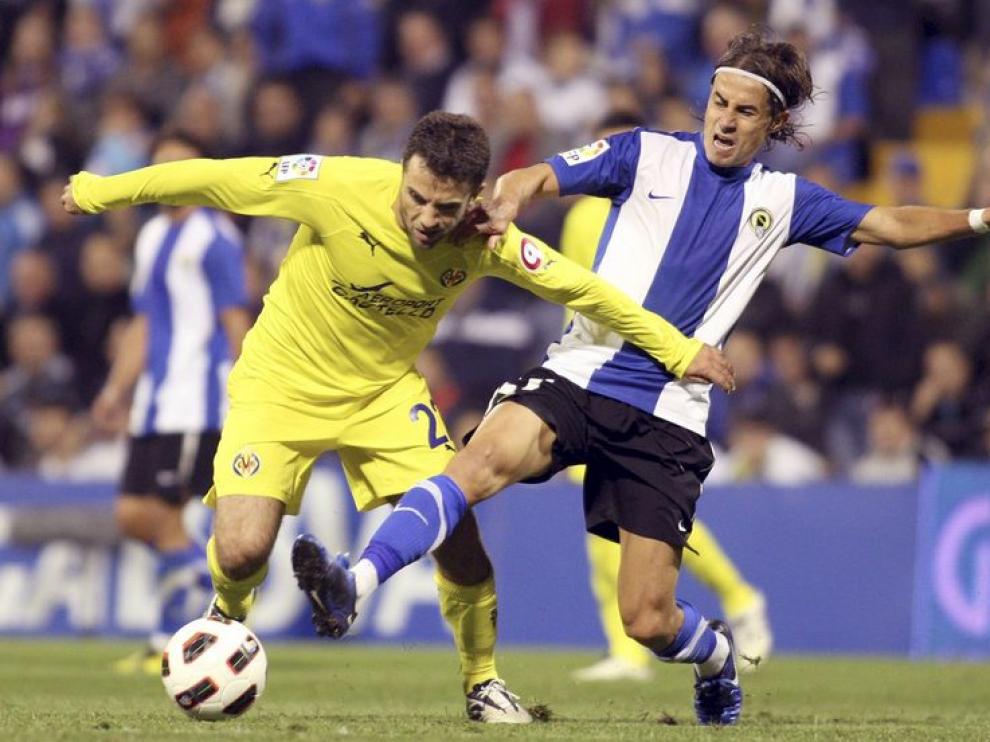El delantero italiano del Villarreal Giuseppe Rossi trata de escapar de David Cortés