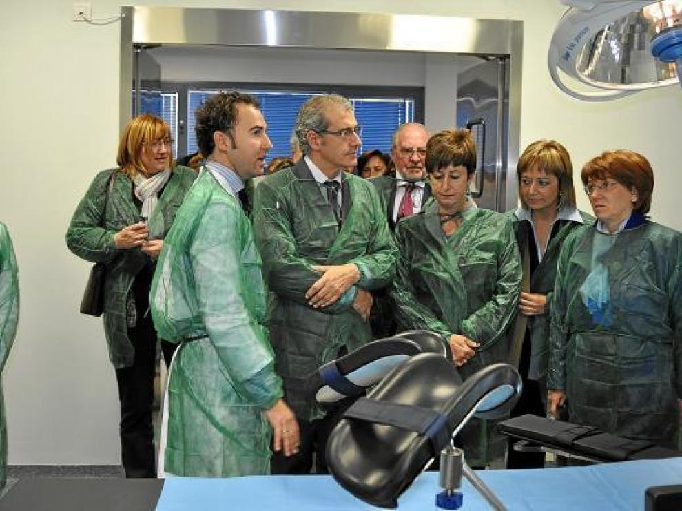 Visita de la consejera Noeno (en el centro) a los quirófanos donde se practicarán las intervenciones.