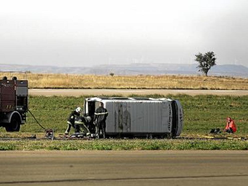 La furgoneta que simulaba el avión quedó volcada en la pista.
