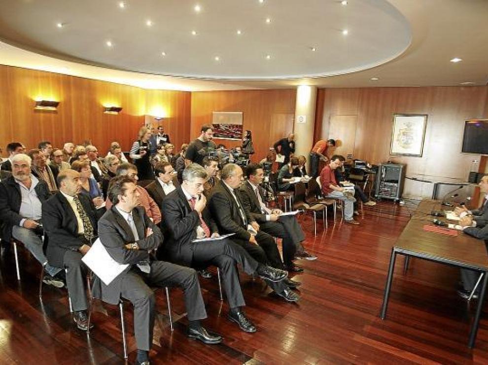 A la firma del acuerdo asistieron representantes de los 39 ayuntamientos.