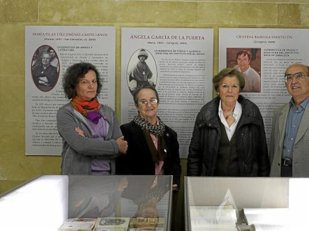 Concha Gaudó, Cristina Baselga, Rosa Domínguez y J. Antonio Ruiz, en la exposición.